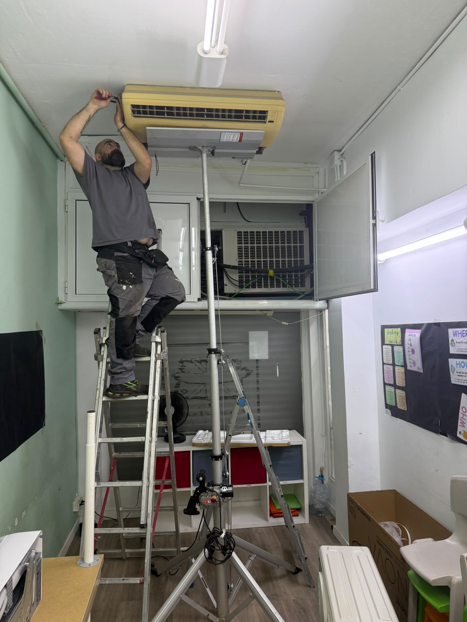 Profesional de Jiménez realizando una instalación de climatización